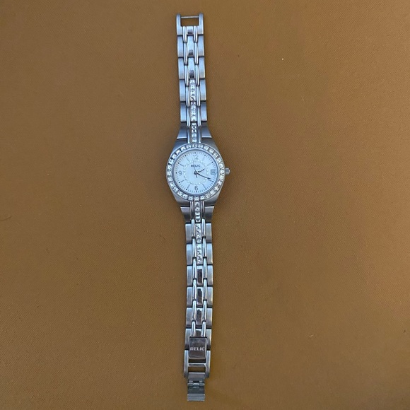 Women’s Diamond faced fossil watch - Picture 3 of 3